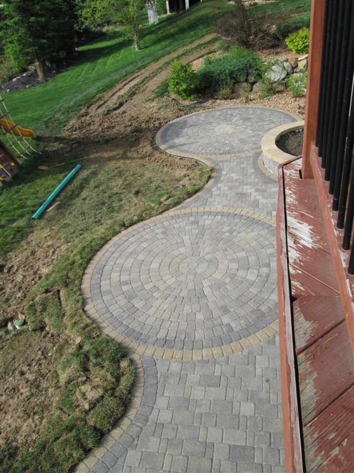Circle pattern paver patio